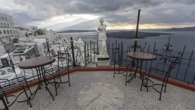 Turizmin gözdesi Santorini şimdi bir hayalet şehir