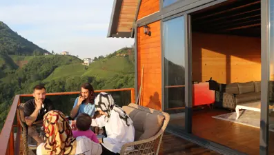 Kafasına 70 dikiş atıldı, boynunda çatlak var ama hâyalinden vazgeçmedi! 12 metrelik direğin üzerine 2+1 ev yaptı