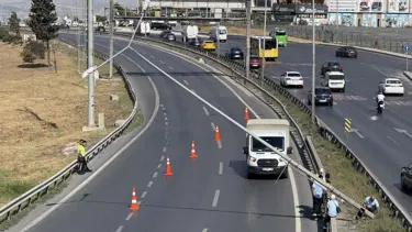 Dikkat! İstanbul'da rüzgar direk devirdi, E-5 kapandı