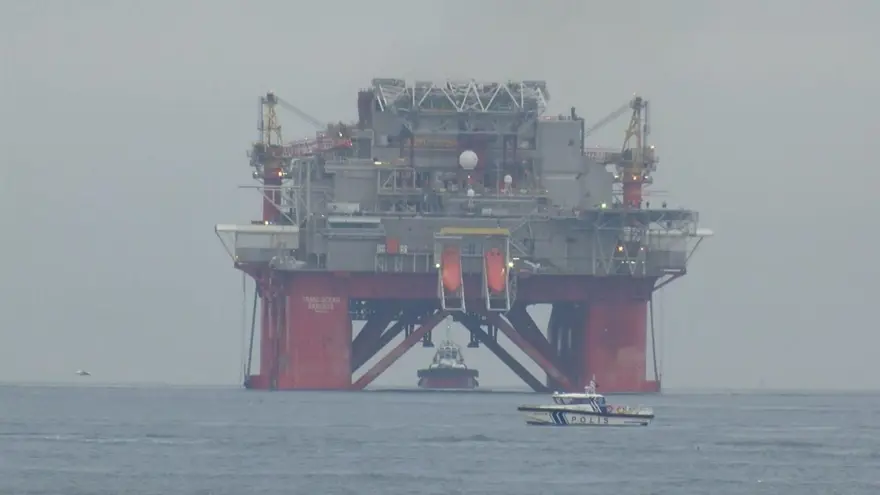 Dev petrol platformu İstanbul Boğazı geçişini tamamladı Dev petrol platformu İstanbul Boğazı geçişini tamamladı