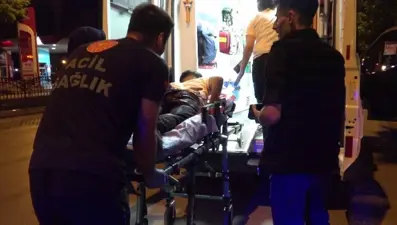 Alacak kavgasında iki genç bıçaklandı