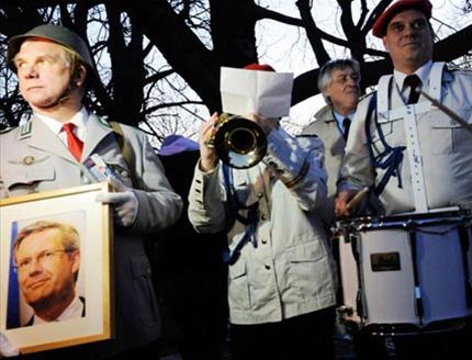 Wulff'a vuvuzelalı protesto