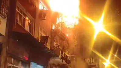 Kız isterken evi yaktılar. İtfaiye 8 kişiyi kurtardı