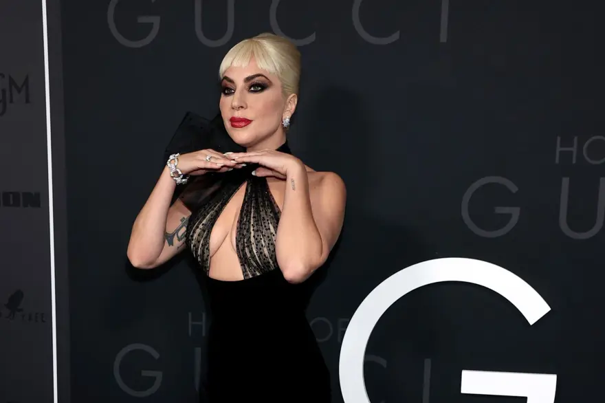 Lady Gaga kırmızı halıya fare dövmesiyle damga vurdu 1
