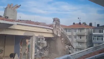 Avcılar'da riskli binadan kopan parçalar yan binaya girdi