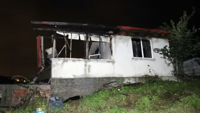 Tek katlı evin içinde alevlerin arasında kalan bir kişi hayatını kaybetti