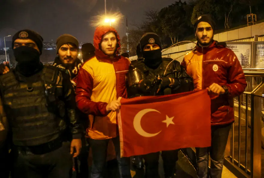 Taraftarlar Beşiktaş'taki saldırıları protesto etmek için yürüdü 3