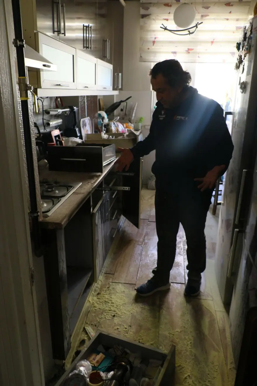 Ağaç budayan kişi mahallenin başına iş açtı: Elektronik cihazlar yandı, yangın çıktı 2