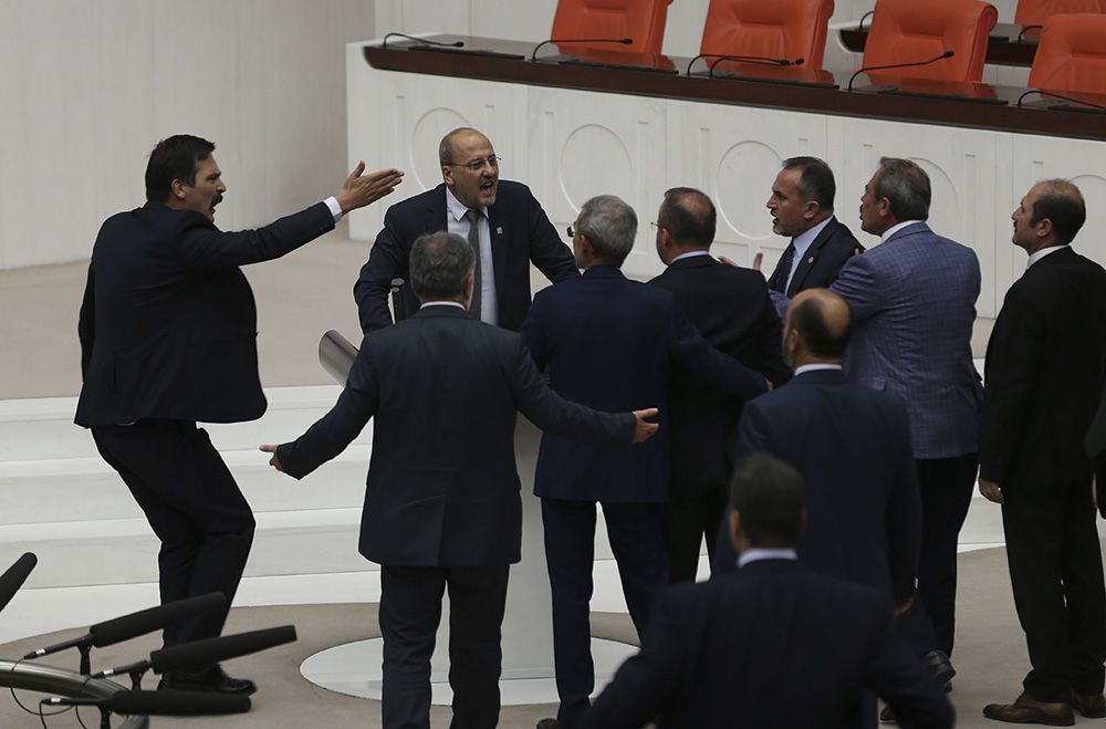 HDP'li Ahmet Şık'a 2 birleşim Meclis'ten çıkarılma cezası