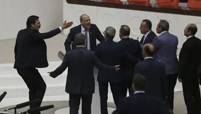 HDP'li Ahmet Şık'a 2 birleşim Meclis'ten çıkarılma cezası