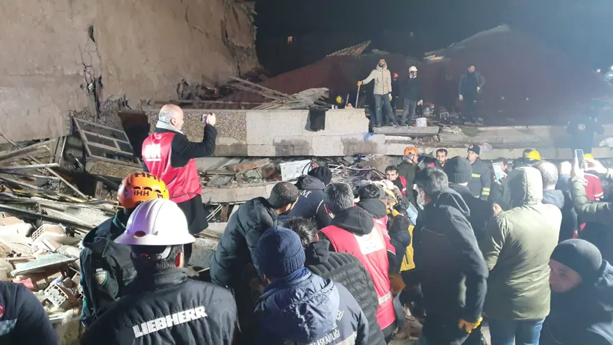 ENKAZDA AĞLAYAN BEBEK, ANNESİ İLE 2 KİŞİNİN HAYATINI KURTARDI 98