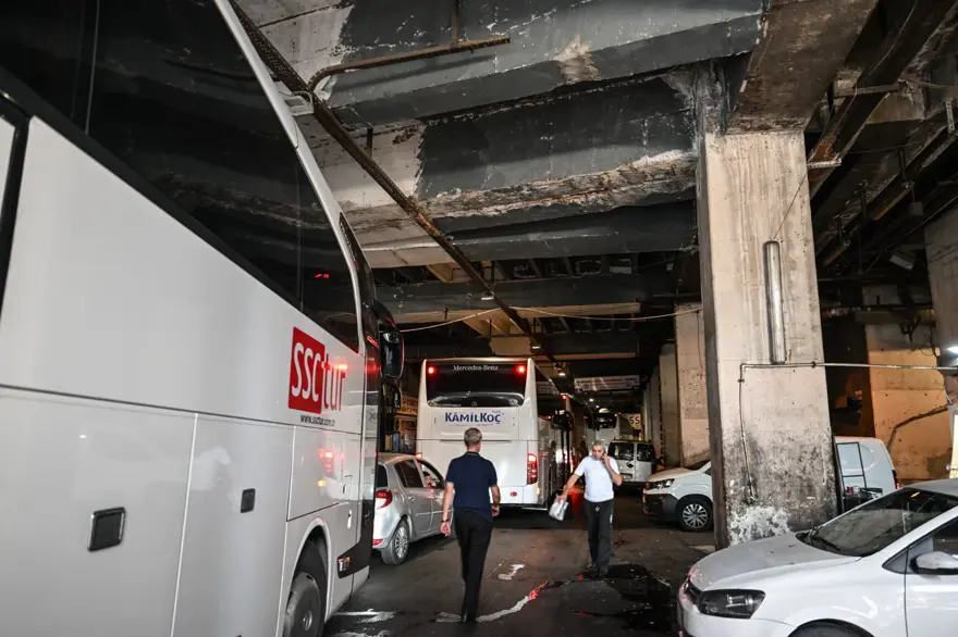 Sıva düştü pas göründü | İstanbul Otogarı'nda tehlike 2