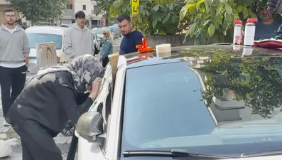 İki yaşındaki çocuk otomobilde kilitli kaldı