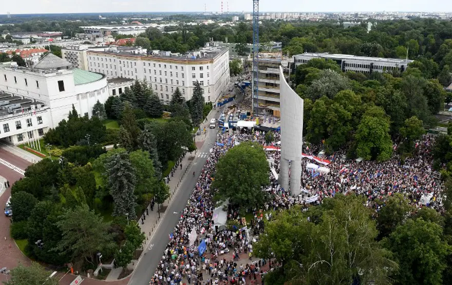 Polonya'da anayasada değişiklik protesto edildi 11