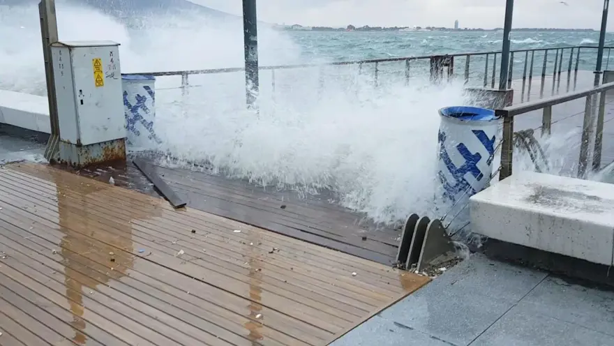 İzmir'de fırtına: Deniz taştı, işyerlerini su bastı 31