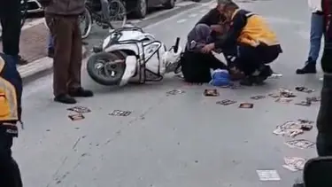 Motosiklet yayaya çarptı: 2 yaralı