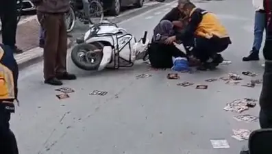 Motosiklet yayaya çarptı: 2 yaralı