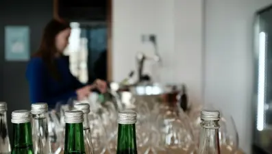 Cam şişelerde mikroplastik oranı daha yüksek çıktı
