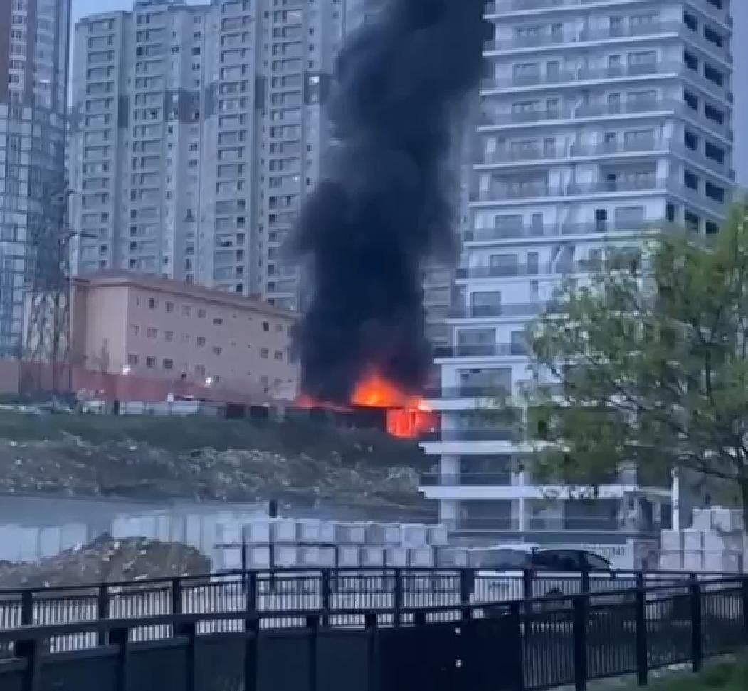 İstanbul Esenyurt'ta geri dönüşüm alanında korkutan yangın