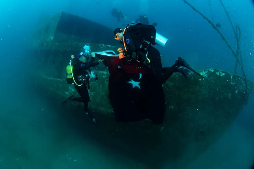 İzmir'in kurtuluşu: Dalgıçlar su altında Türk bayrağı açtı 10