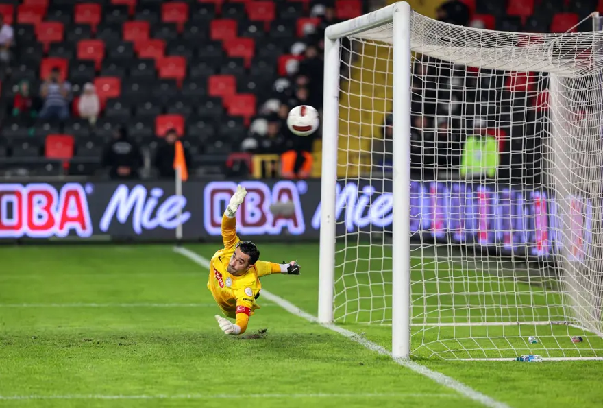 Gaziantep FK - Çaykur Rizespor maçında sahalarda ender görülecek penaltı 3