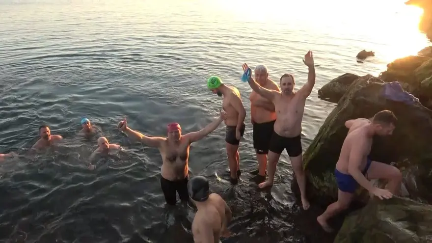 Çılgın Karadenizliler: Buz gibi suda 800'e yakın kulaç atıyorlar 4