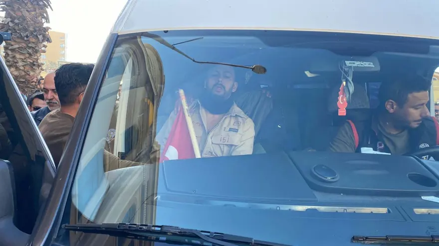 İzmir’de İsrail protestosu | Elinde bayrakla başına silahdayadı 4 İzmir’de İsrail protestosu | Elinde bayrakla başına silahdayadı 4