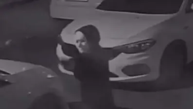 Maskeli kadın, oto galeriye pompalı tüfekle ateş açıp kaçtı