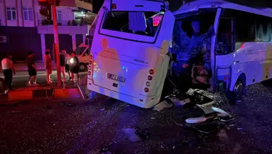 Antalya'da tur midibüsü, turist servisleri ile çarpıştı: 6 yaralı