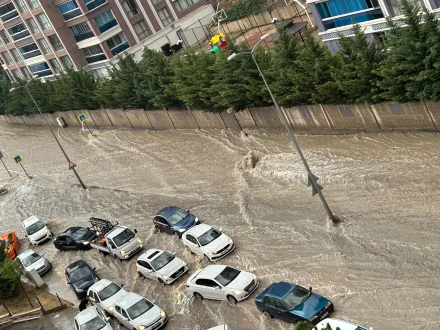 Ankara'da sağanak yağış: Arabalar sürüklendi 3