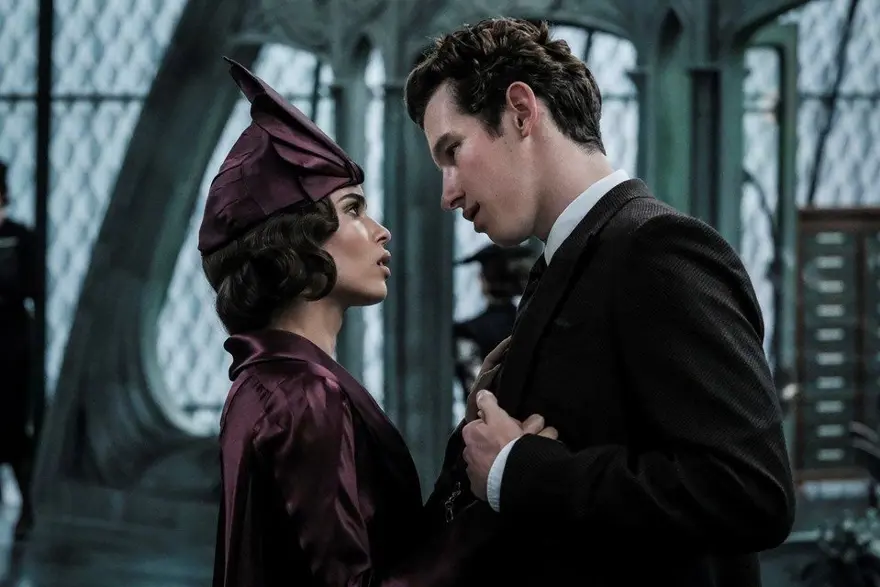 Dua Lipa evleniyor! Ünlü şarkıcı, Callum Turner ile nişanlandı 4