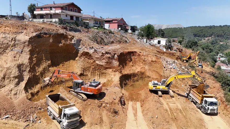 İstanbul'da bir mahalle diken üstünde! Uçurumun kenarındaki evleri yutuyor İstanbul'da bir mahalle diken üstünde! Uçurumun kenarındaki evleri yutuyor
