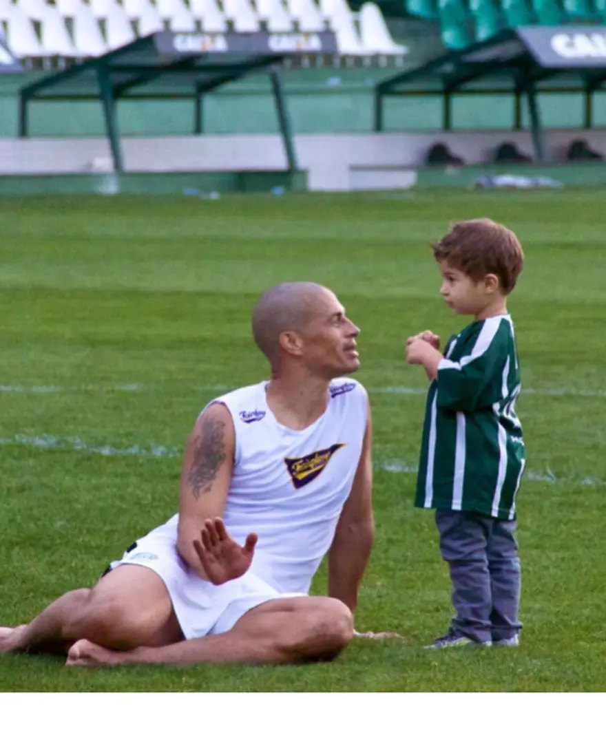 Alex de Souza ve oğlu Felipe'nin benzerliği (İkiz gibi görünen ünlü babalar ve oğulları) 3