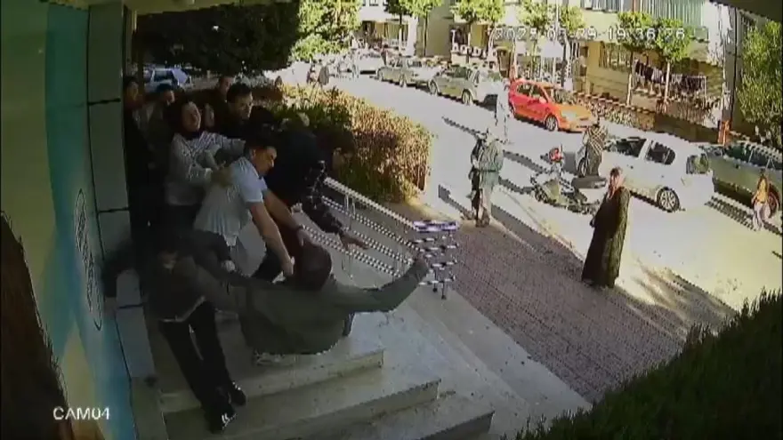 Eczanede ortalığı birbirine katan sıra kavgası: Eczacıya yumruklu saldırı 4