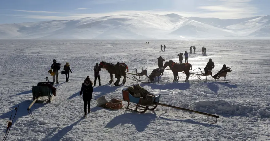 Donan Çıldır Gölü'nde balık tutuyorlar 19