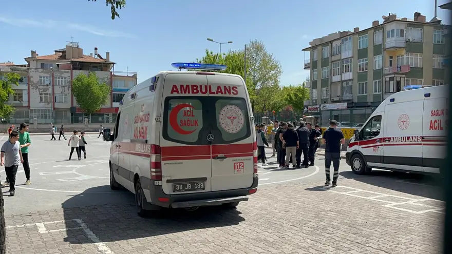 Okulda zehirlenme paniği:24 öğrenci hastaneye kaldırıldı 2 Okulda zehirlenme paniği:24 öğrenci hastaneye kaldırıldı 2