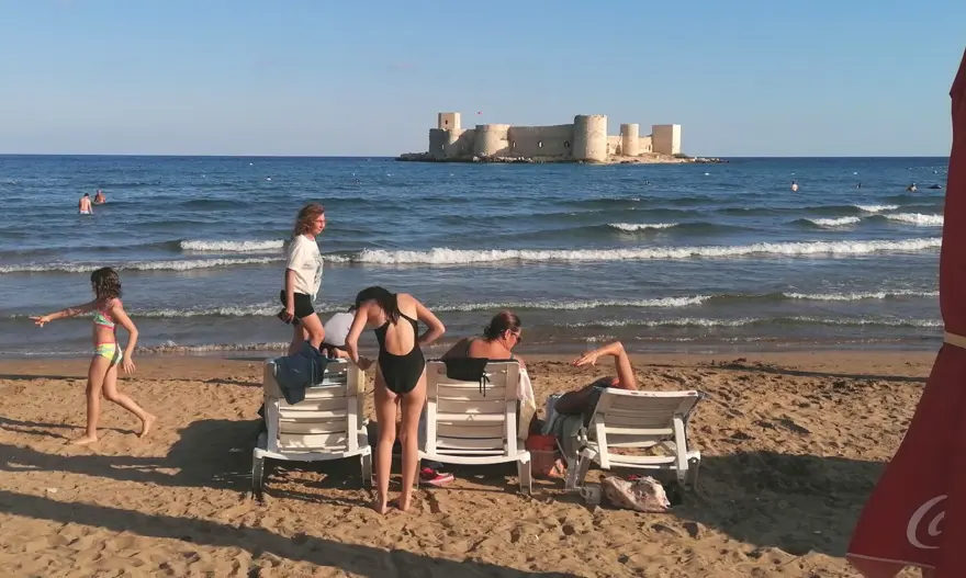 Hava sıcaklığı 28 dereceyi buldu: Ekim ayında denize girdiler 1 Hava sıcaklığı 28 dereceyi buldu: Ekim ayında denize girdiler 1