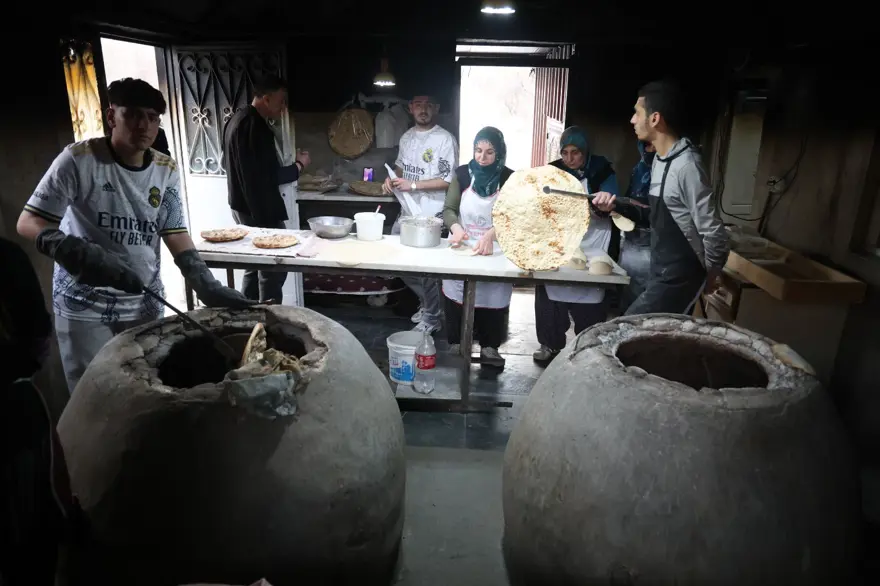 2 çeşit ekmek için 7 kilometre yol kat ediyorlar: Saat 15.00'de yoğunluk başlıyor 1