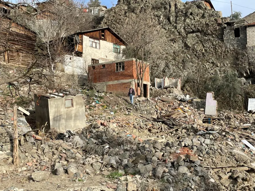 Baraj suyu çekilince gün yüzüne çıktı: Bahçe, ev, okul ve yollar... 2 Baraj suyu çekilince gün yüzüne çıktı: Bahçe, ev, okul ve yollar... 2