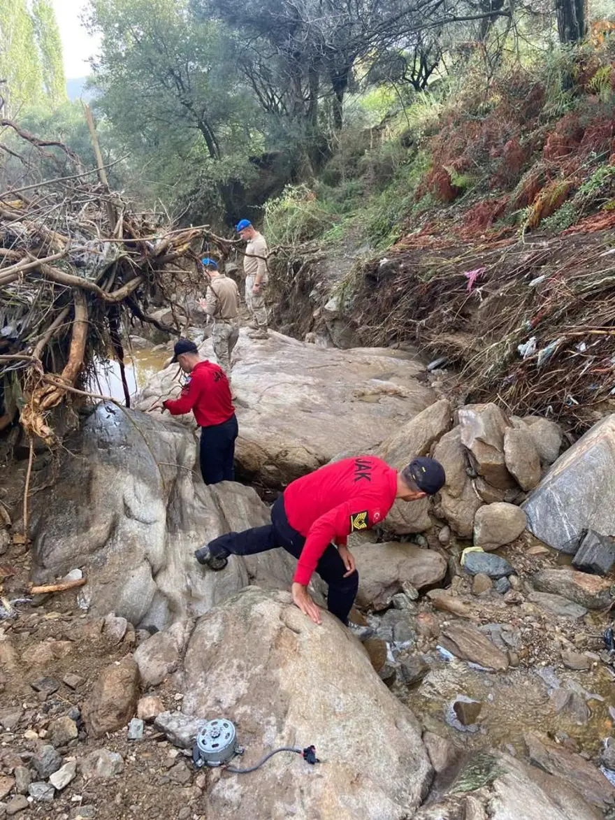 Aydın'da selin bilançosu: Kayıp çiftçi hala aranıyor 8