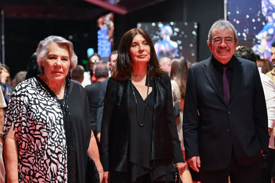 Altın Portakal görkemli bir törenle başladı: Onur Ödülü ve Başarı Ödülü sahiplerini buldu 1 Altın Portakal görkemli bir törenle başladı: Onur Ödülü ve Başarı Ödülü sahiplerini buldu 1