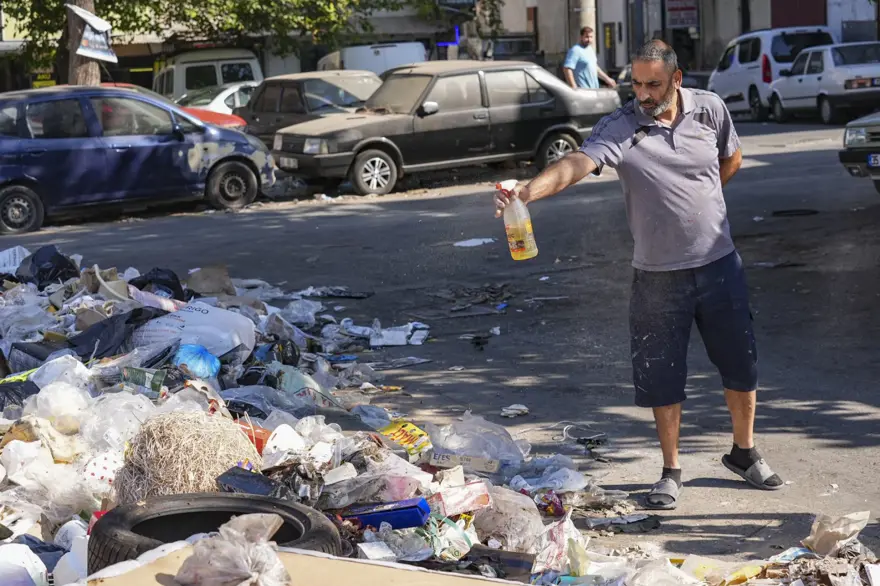 İzmir sokaklarındaki çöplere mazotla haşere önlemi 2 İzmir sokaklarındaki çöplere mazotla haşere önlemi 2