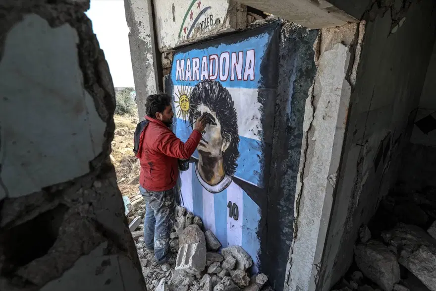 Maradona'nın resmi İdlib'de yıkılan bir evin duvarına çizildi 2