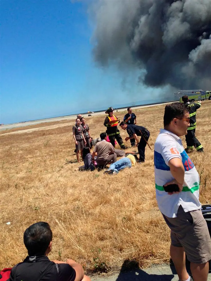 Kaza yapan uçaktaki çocukları sırtında taşıdı 6 Kaza yapan uçaktaki çocukları sırtında taşıdı 6