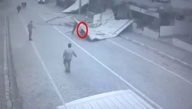 Yalova'da fırtınanın savurduğu çatı 2 kişiye çarptı
