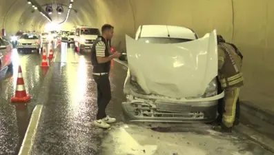 Üsküdar'da tünel içinde zincirleme kaza: Bir araç yandı