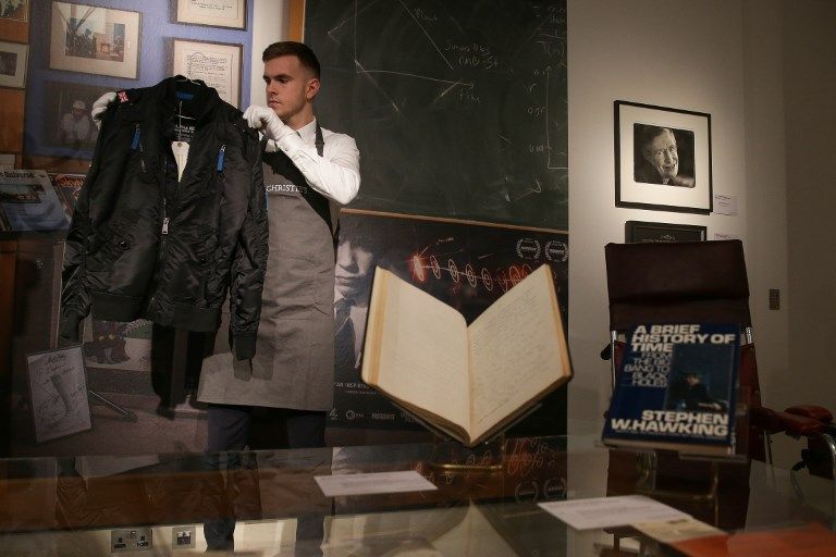 Hawking’in 22 eşyası 1,8 milyon dolara satıldı
