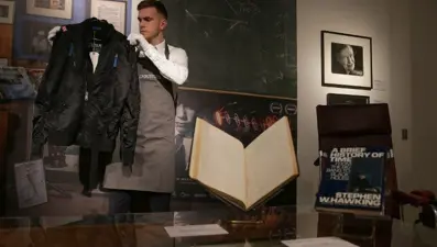 Hawking’in 22 eşyası 1,8 milyon dolara satıldı
