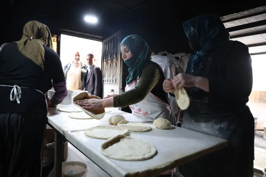 2 çeşit ekmek için 7 kilometre yol kat ediyorlar: Saat 15.00'de yoğunluk başlıyor 4