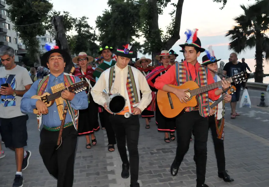 Halk Dansları Festivali'nde renkli görüntüler 